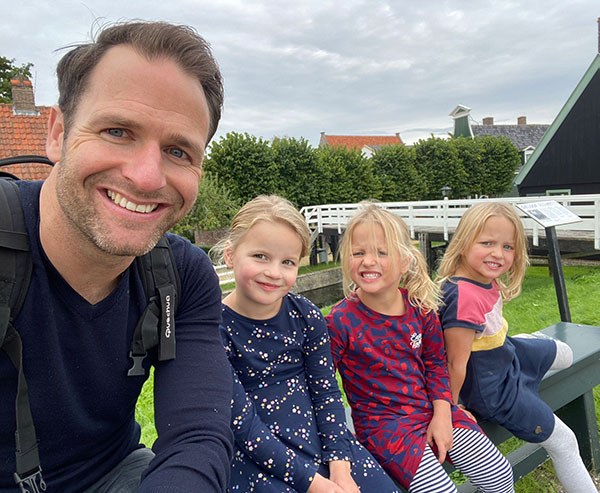 Arjan Ooms sitting with his daughters