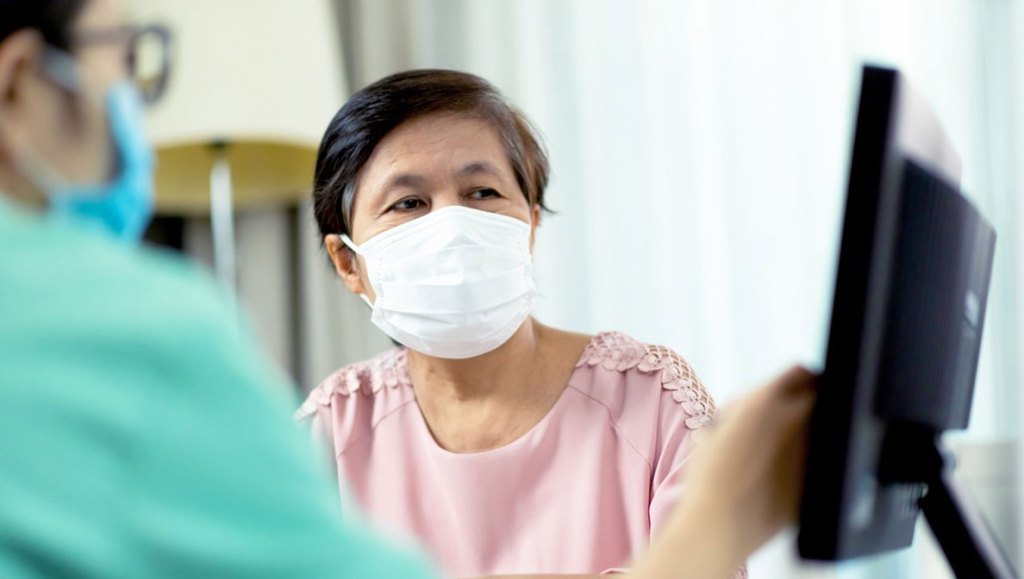 woman with mask at the doctors