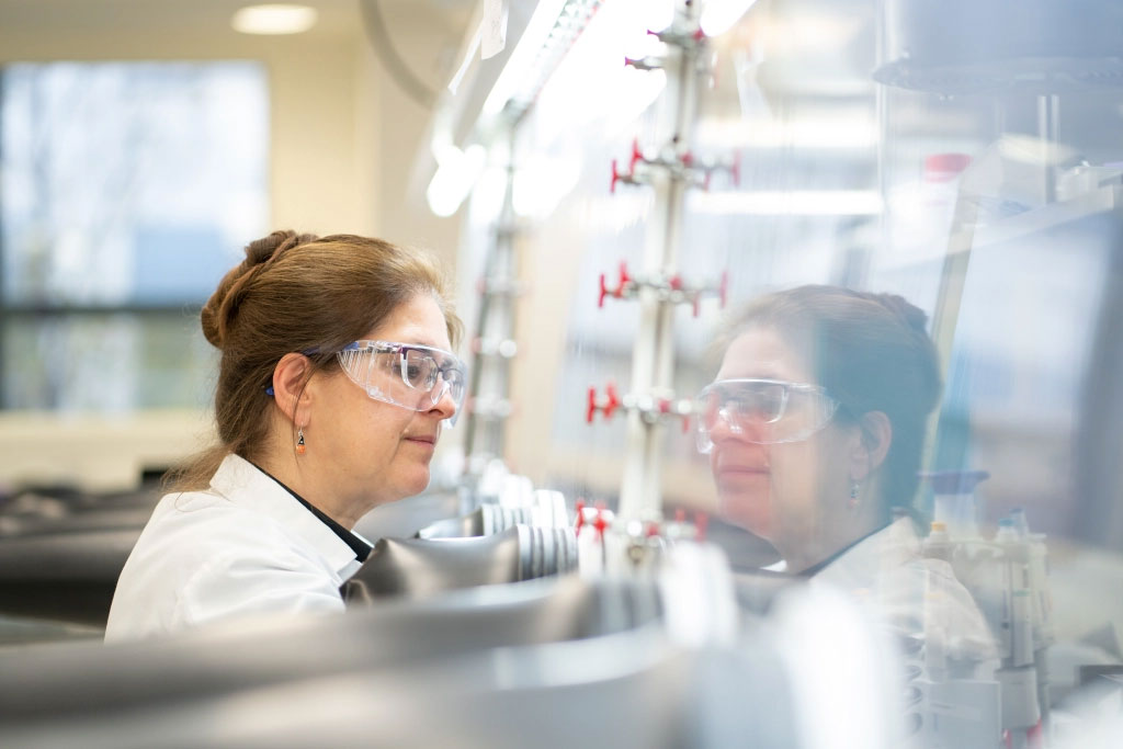 a woman scientist working in the lab