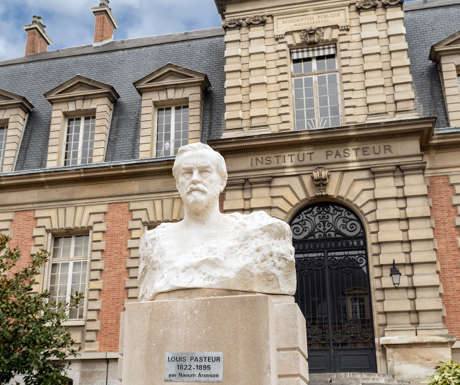 Institut Pasteur building with Louis Pasteur statue in front