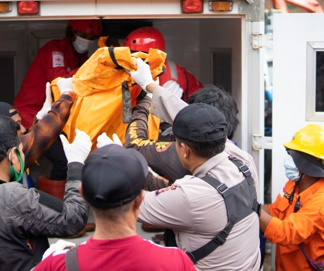 Cianjur, Indonesia – 25 November, 2022 : The rescue team evacuated the bodies of the earthquake victims after the deadly earthquake in cianjur